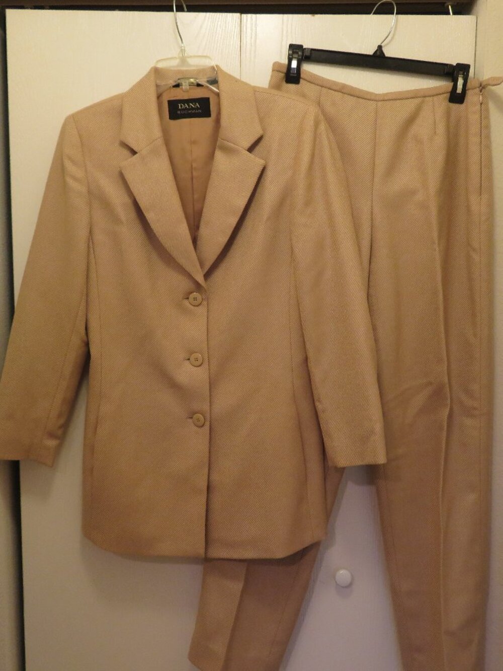 Women’s Dana Buchman Carmel & Cream Italian wool 2-piece pants suit – Size 10